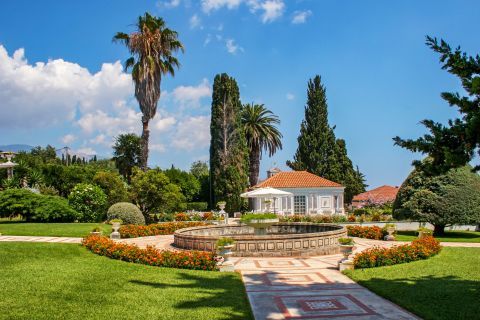 Kourkoumelata: The colorful and well-cared gardens are the main attraction of Kourkoumelata