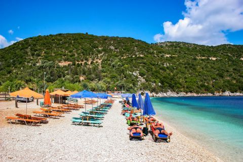 Antisamos: Umbrellas and sun loungers on Antisamos beach