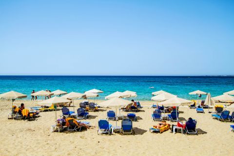 Platis Gialos: An organized, popular beach