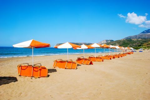 Kaminia: Umbrellas and sun loungers on Kaminia beach