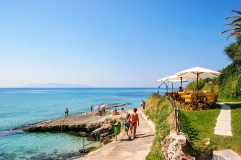 Agios Thomas: A snack bar, offering refreshing shadow