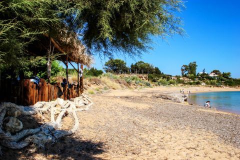 Agios Nikolaos: A nice shaded tavern is located next to the picturesque marina