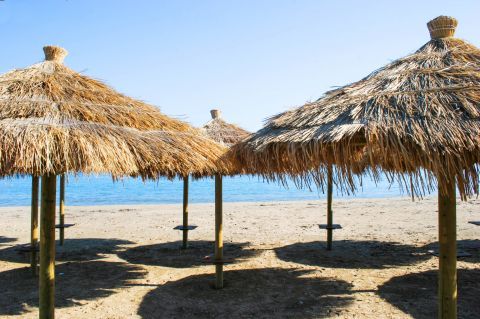 Loutsa: Umbrellas in Loutsa beach