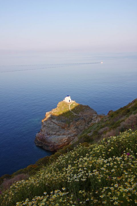 Kastro: A small chapel, overlooking the Aegean sea