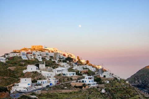 Kastro: Small, Cycladic houses, built on top of a hill