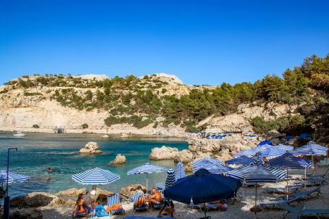 Ladiko Anthony Quinn: Anthony Quinn beach is not entirely organized and the only facilities a visitor can enjoy are a few umbrellas and sun loungers.
