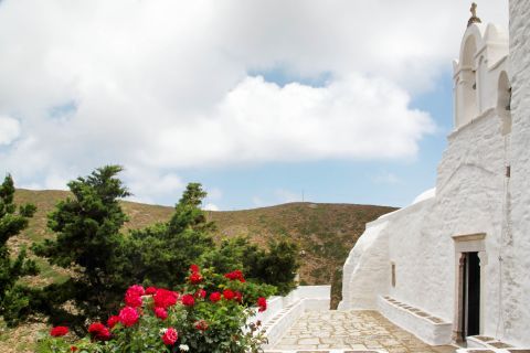 Chora: Lovely nature around the church of Agios Georgios Valsamitis.