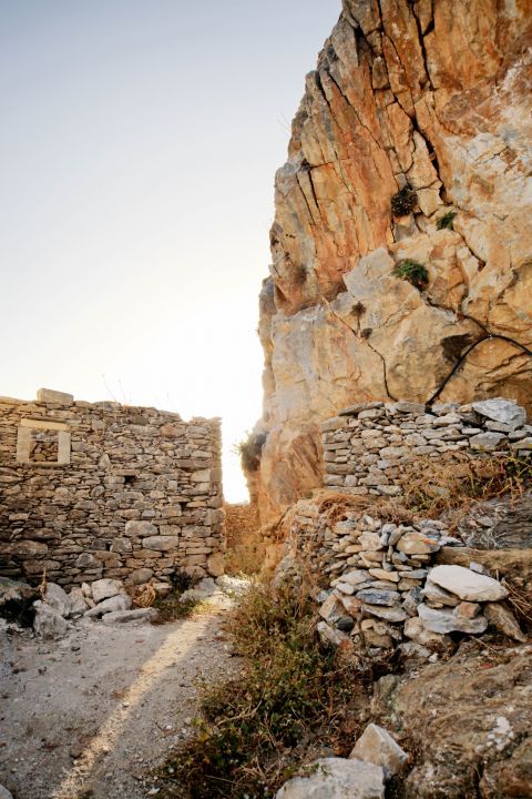 Chora: Ruined, stone-built constructions.