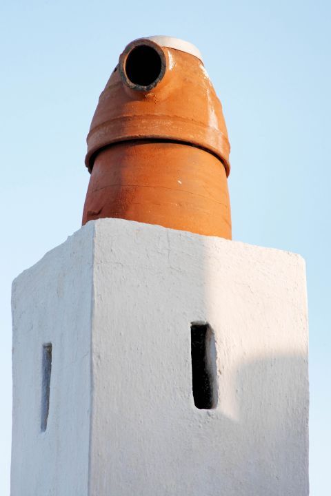 Chora: Pieces of pottery usually decorate the whitewashed buildings of Amorgos.