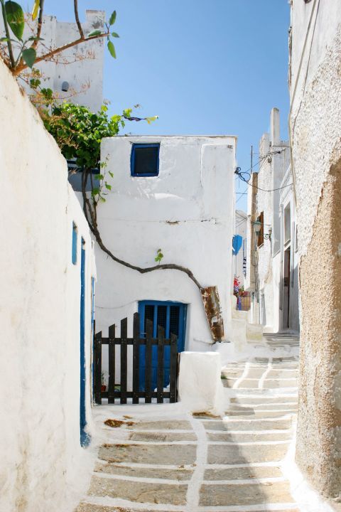 Chora: Narrow paths and whitewashed houses.