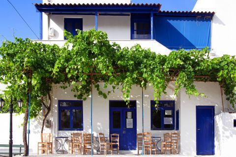 Kostos: White and blue building