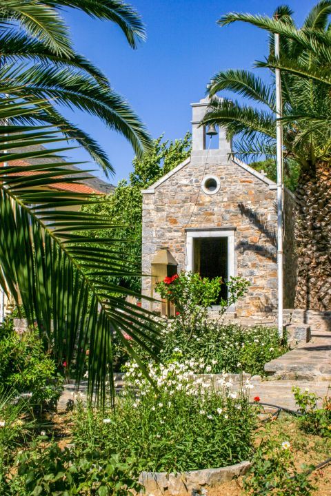 Neapolis: Stone-built church in Neapoli.
