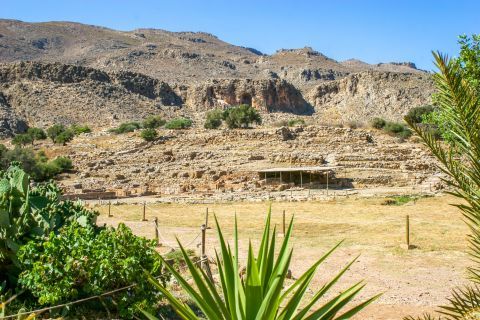 Zakros: Excavations have uncovered findings from the Minoan period, known as the Minoan palace of Zakros.
