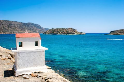 Elounda Beach: Some excursion boats organize routes to Spinalonga, a former leper colony.